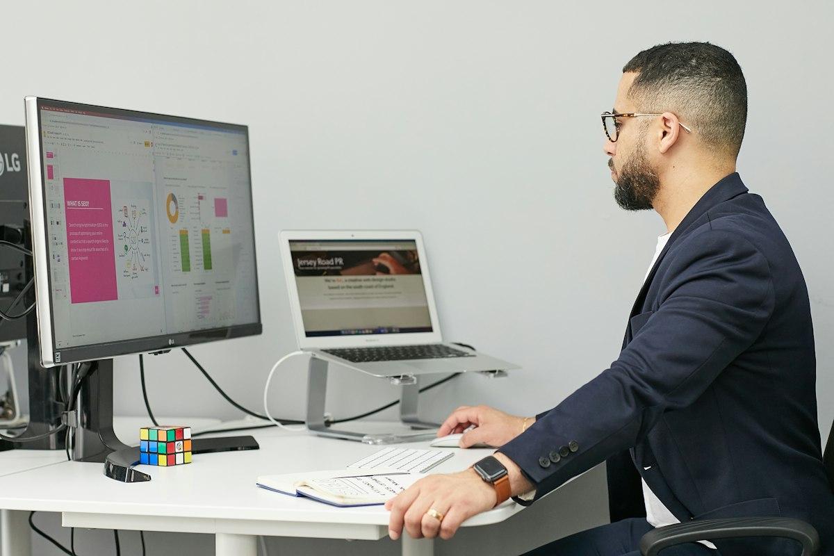 Un manager in ufficio analizza grafici e indicatori sul monitor